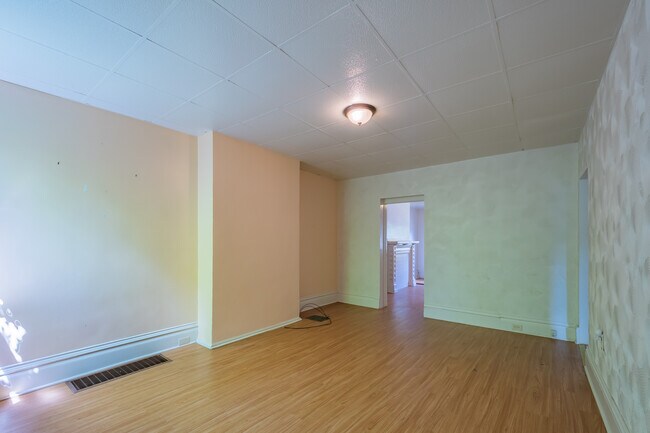 Building Photo - 609 N Saint Clair St