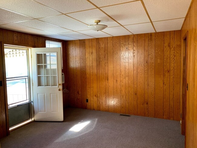 Building Photo - Well maintained 1 bedroom apartment 30 minutes from Asheville in downtown Marion, NC