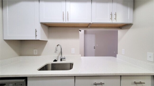Building Photo - Beautifully Renovated 2 Bedroom, 2 Full Ba...
