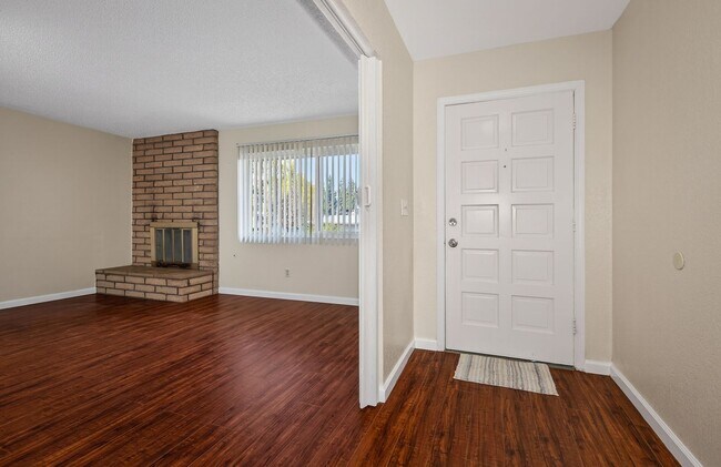 Building Photo - Spacious Updated Single Story - Walk to LLUMC