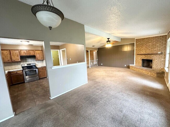 Building Photo - 4 Bed 2 Bath For Rent