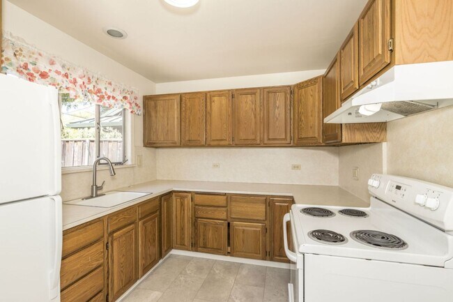 Building Photo - Lovingly Maintained 3 Bed, 1 Bath Home in ...