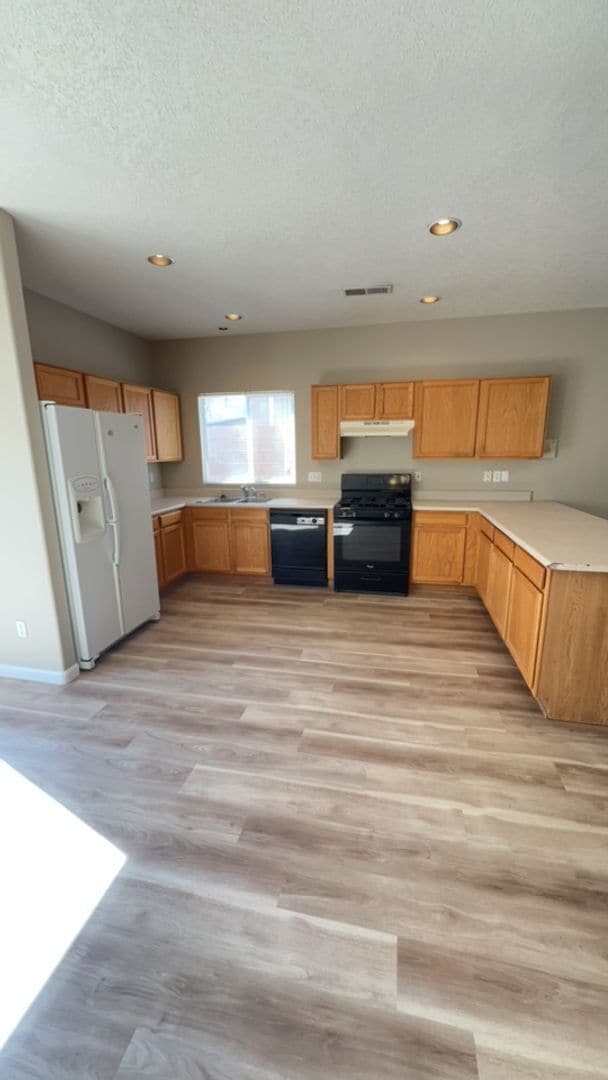 Building Photo - Beautiful 4 Bedroom 2.5 Bath home in the Vista Del Norte Subdivision