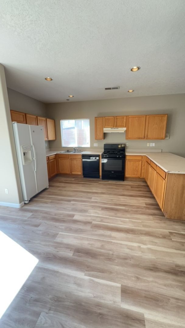 Foto del edificio - Beautiful 4 Bedroom 2.5 Bath home in the Vista Del Norte Subdivision