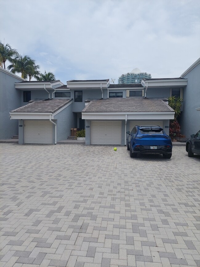 Building Photo - 255 Poinciana Island Dr