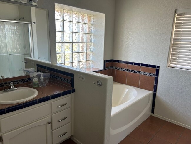 Building Photo - TAMARACK POOL HOME!