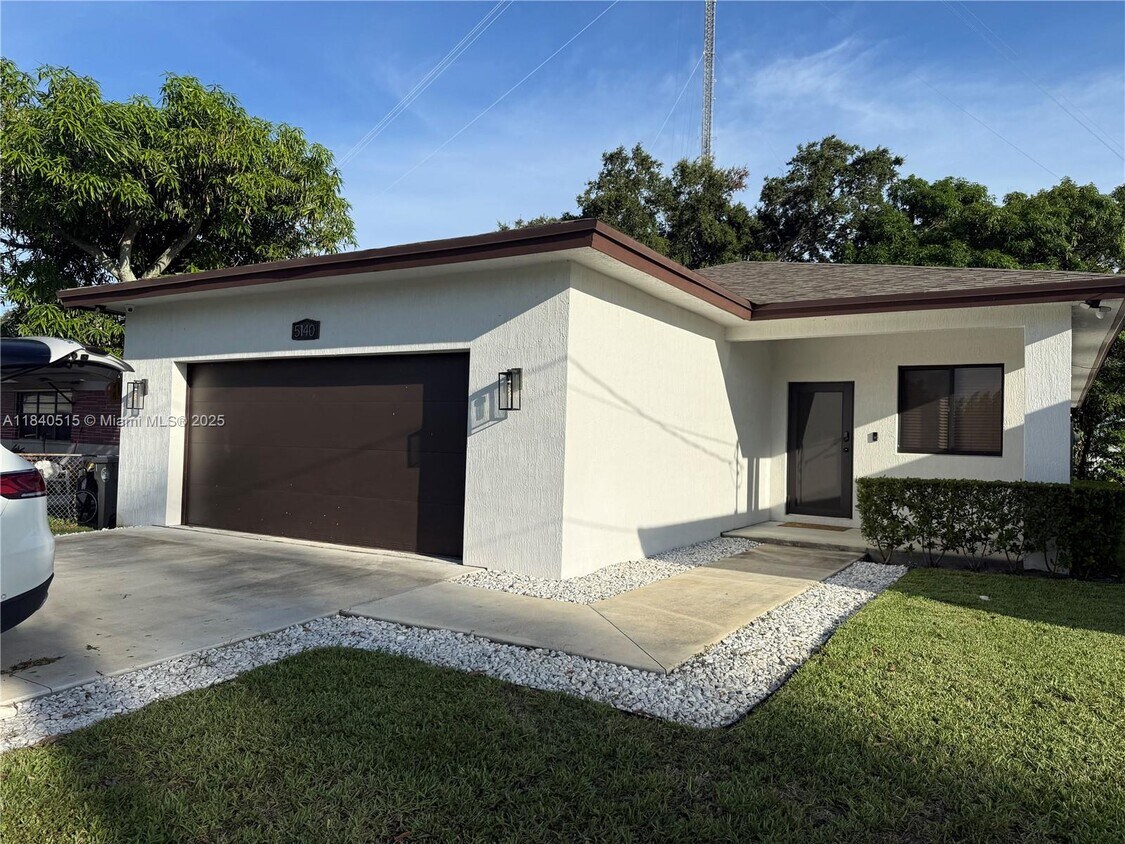 Foto principal - 5140 SW 24th St