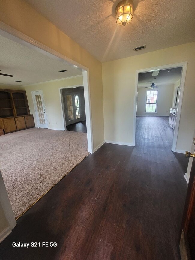 Building Photo - 3 bedroom, 2 bath home