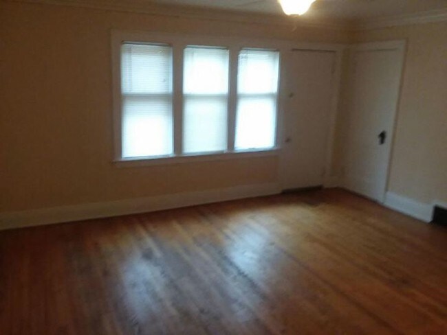 Building Photo - 3742 N. 11th Street - Great 2 Bedroom Upper