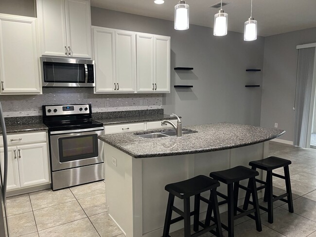 Building Photo - Immaculate 3 bedroom, 2 bath, townhome in ...