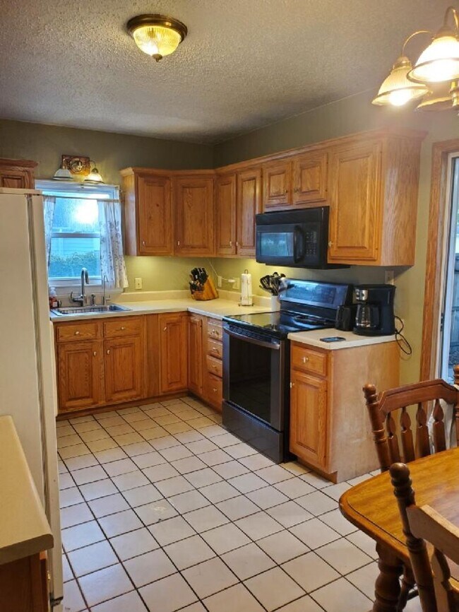 Foto del edificio - FOR RENT Spacious 4 Bed / 1 Bath Home on C...