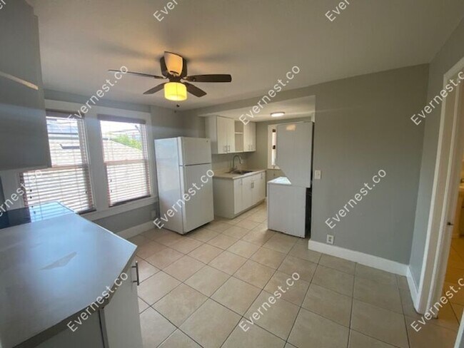 Foto del edificio - 308 W Warren Ave