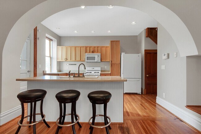 Building Photo - Hartford Dream House