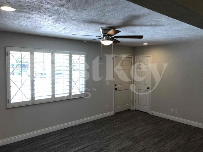 Foto del edificio - 7427 E McKinley St