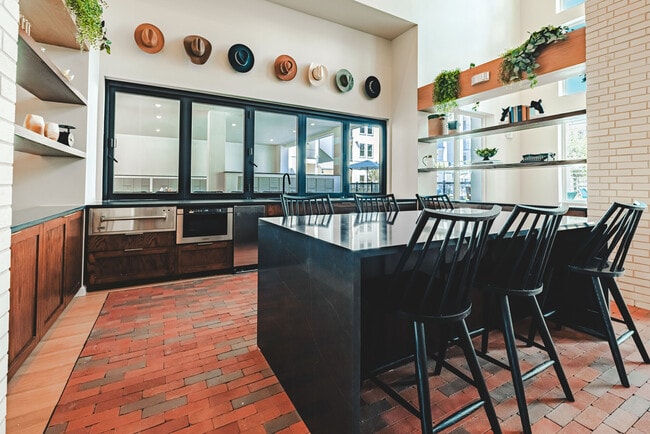 Building Photo - Oak House