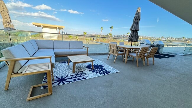 Building Photo - Laguna Del Rey Apartments