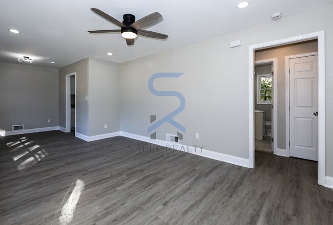 Building Photo - Move in before October 31st and choose you...