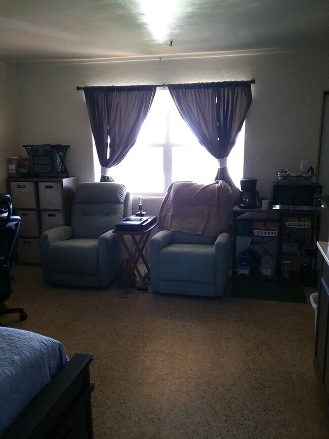 Sitting Area - 2040 Ocean Shore Blvd