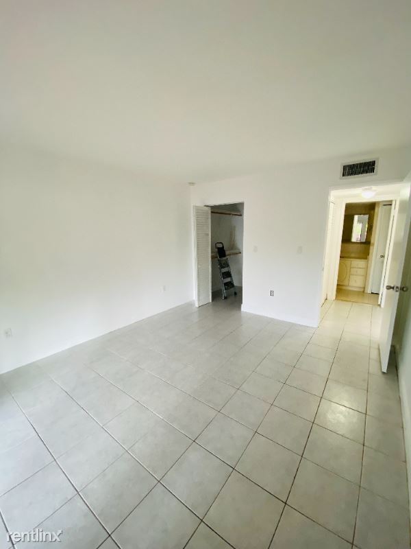 Building Photo - 1 br, 1 bath Condo - 421 NW 107th Avenue