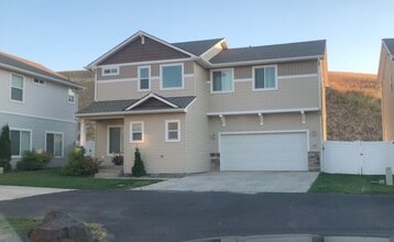 Building Photo - 1435 SW Junegrass Ln