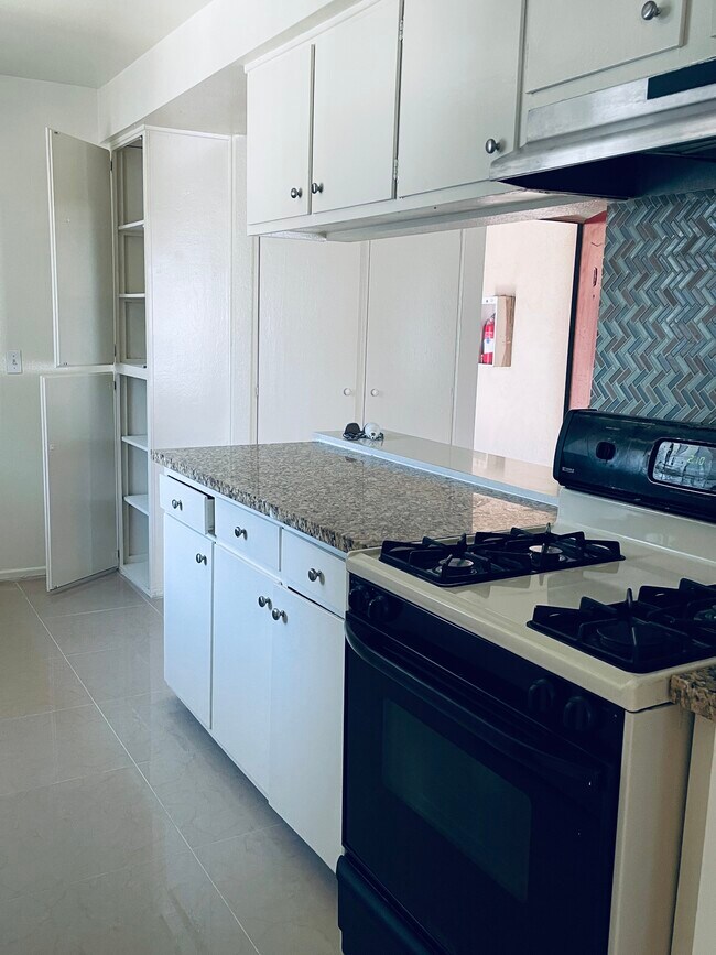 Stove/oven combination - 617 S Shelton St