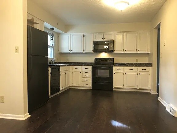Primary Photo - 1425 Fredericksburg Dr