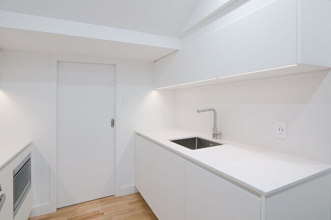 Building Photo - 2100 Rue du Fort