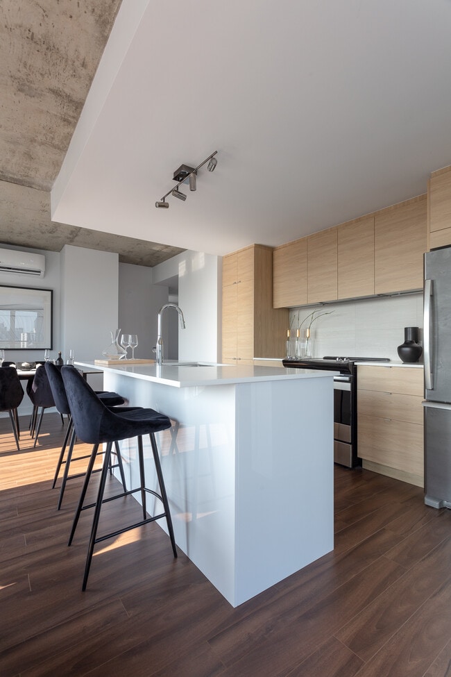 Building Photo - Alexander Appartements