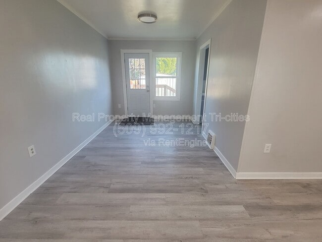 Building Photo - 400/402 Barth Ave