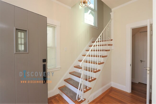 Building Photo - Glenview Traditional Three Bedroom Home