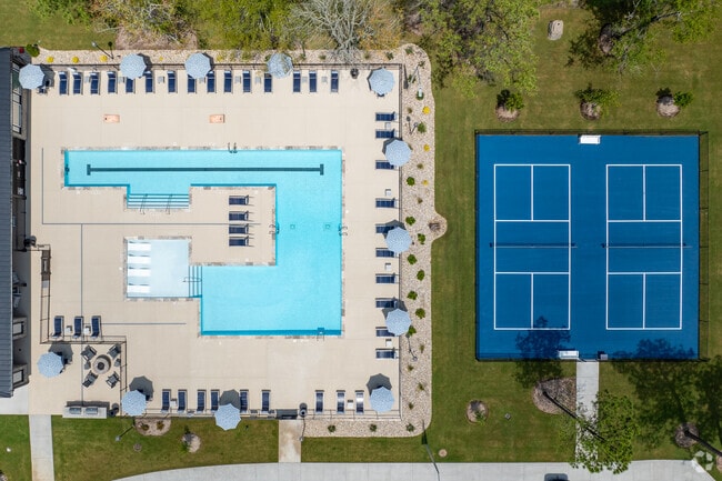 Área de piscina y canchas de Pickle Ball - Comet Scotts Hill