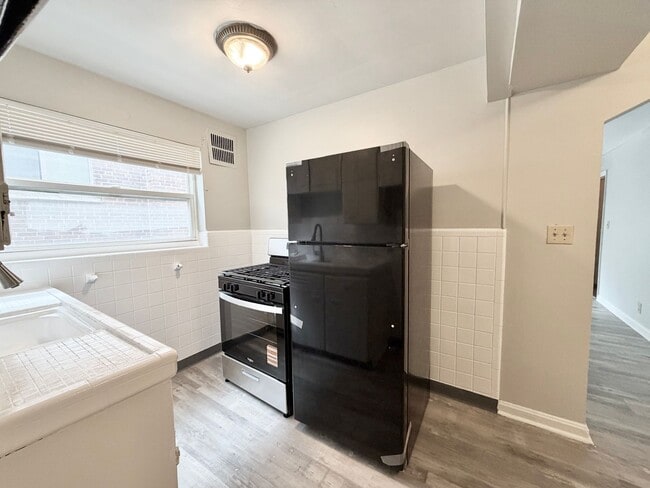 Building Photo - 5014 Lillian Dr