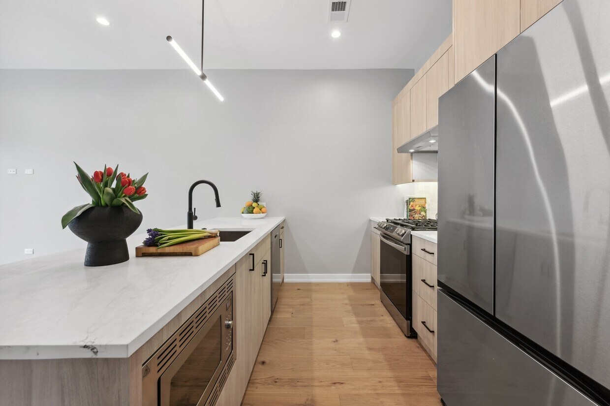 7006 N Glenwood Ave, Chicago, IL 60626 Condo for Rent in Chicago, IL