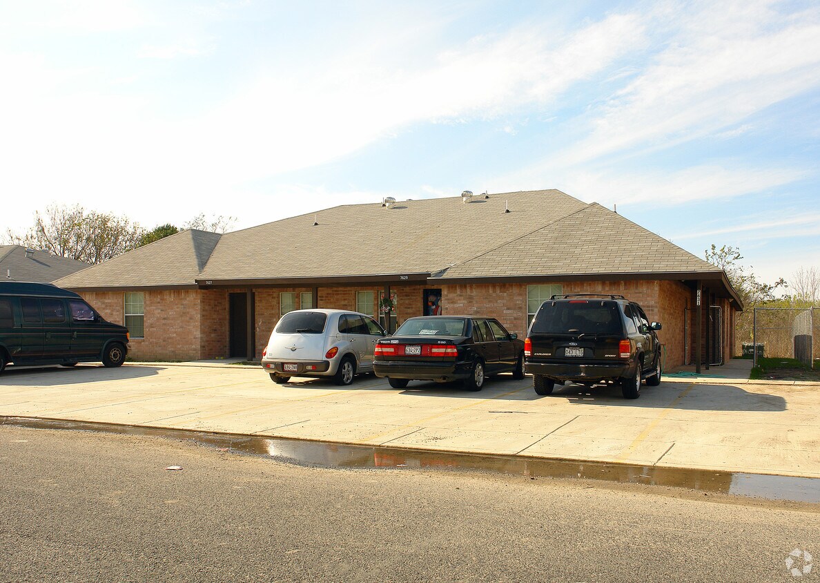 Building Photo - 7627 Windsor Oaks