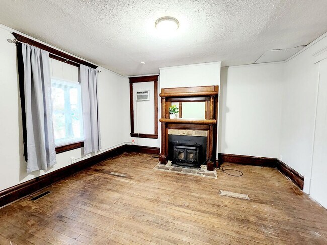 Foto del edificio - 5 Bedroom/ 2 Bathroom House - Downtown Available - 06/04/2026
