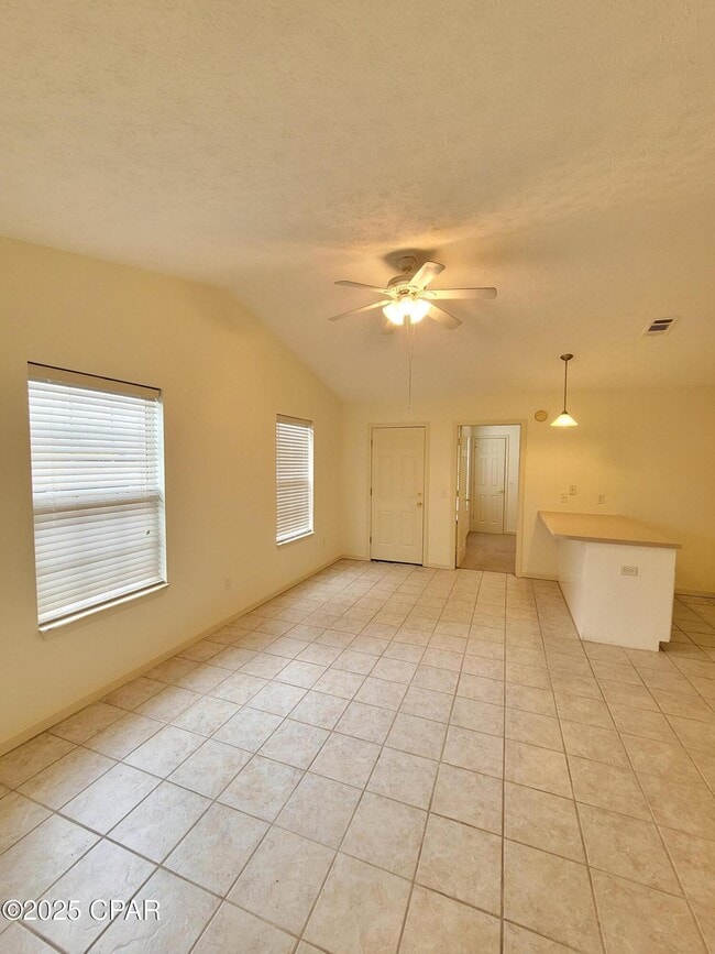 Foto del edificio - 5522 Pinetree Ave