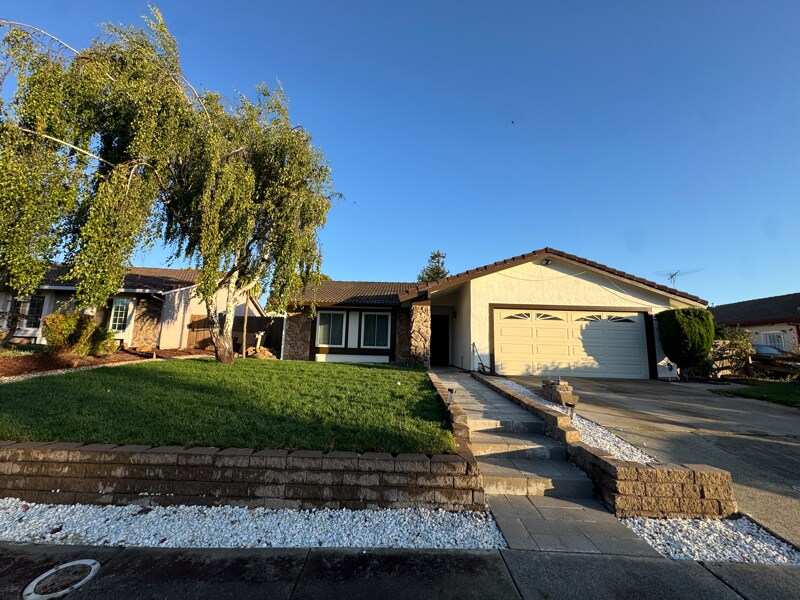 Foto principal - 521 Locust Dr