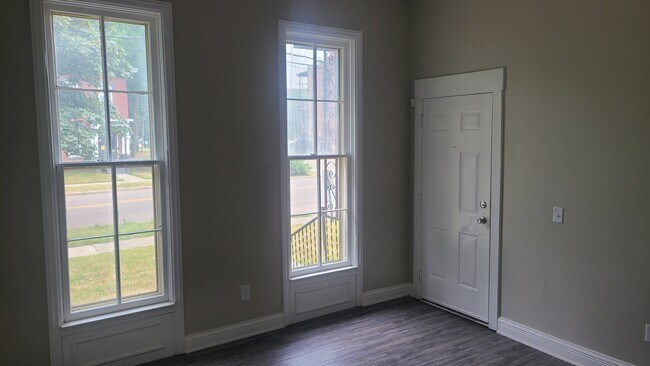 Foto del edificio - 436 W Walnut St
