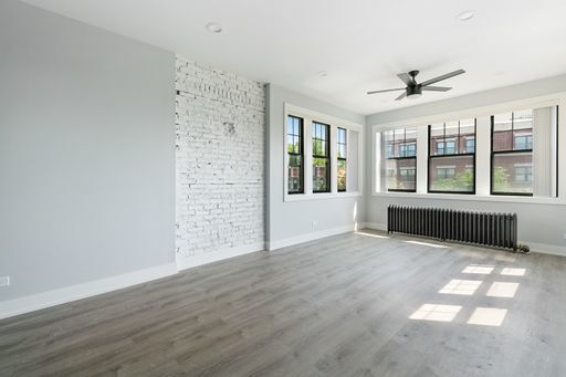 Building Photo - 7618 N Eastlake Terrace