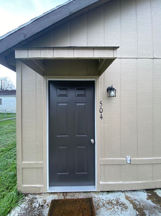 Building Photo - Charming 1 Bed, 1 Bath, Renovated Property...