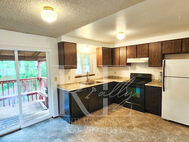 Foto del edificio - Spacious Living With Extra Comfort: Bonus Room & Expansive Yard