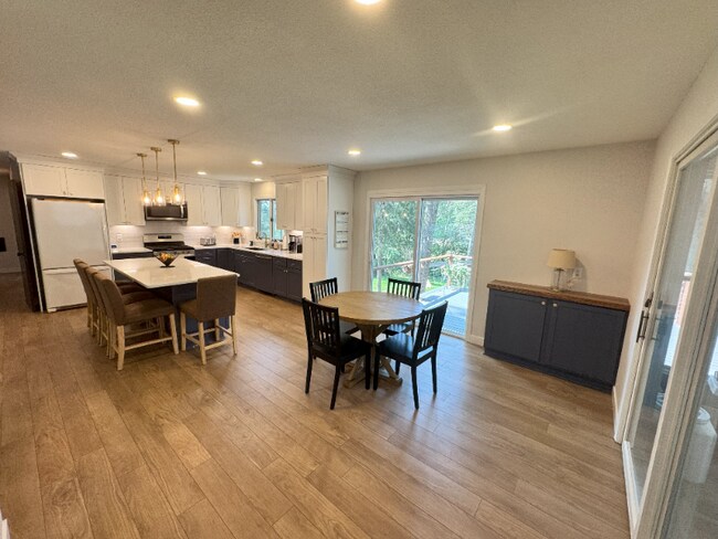 Building Photo - 1030 Sommers St N