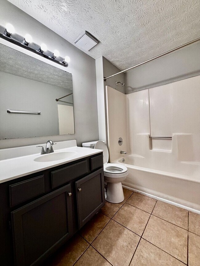 Foto del edificio - A Fresh Start: Renovated 2-Bedroom in Serene Englewood with Washer/Dryer Hookups!