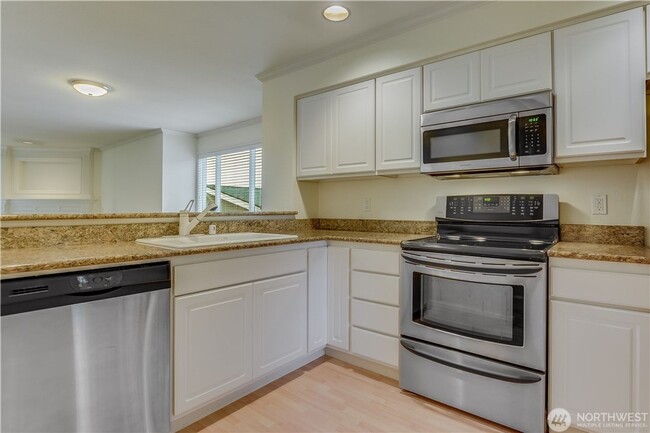 Foto del edificio - Top Floor End Unit Condo in Downtown Kirkland