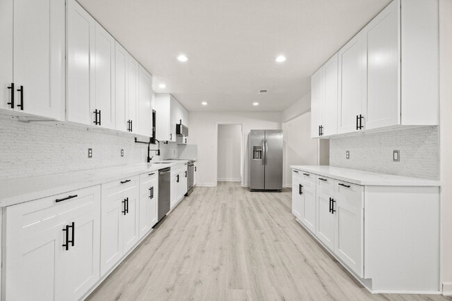 Photo - Newly Renovated 4/5 Bed 2 Bath in South Houston! Apartment