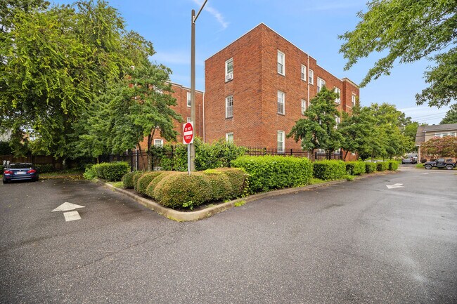 Foto del edificio - 821 Brandon Ave