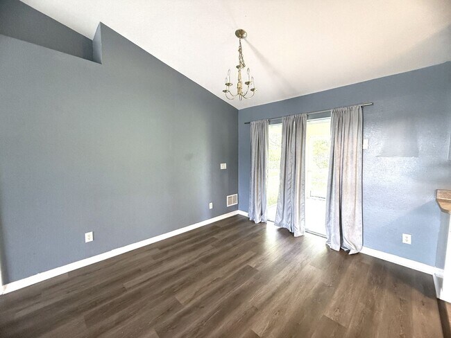 Foto del edificio - STUNNING 3+DEN/2BATH IN NW CAPE CORAL