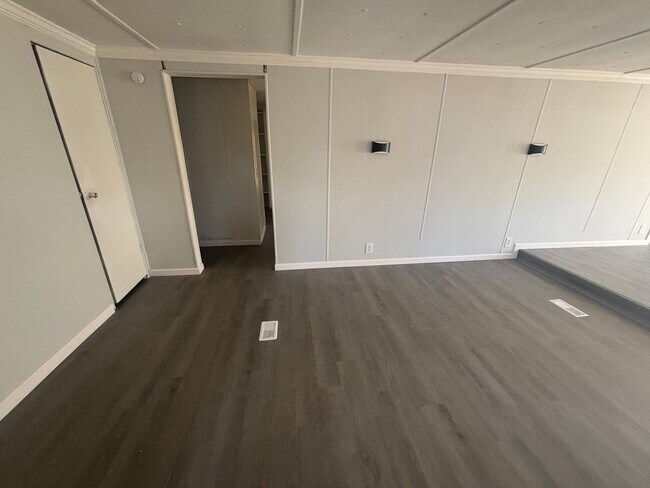 Foto del edificio - FOR RENT