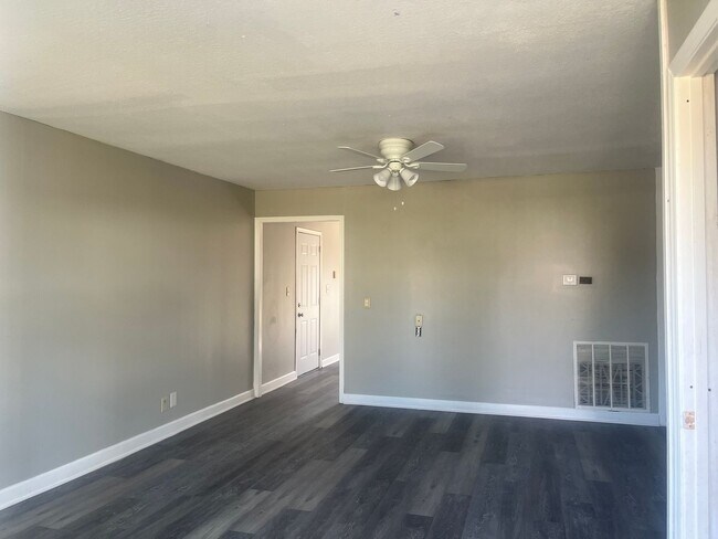 Building Photo - 2 Bedroom House With Attached Garage and B...