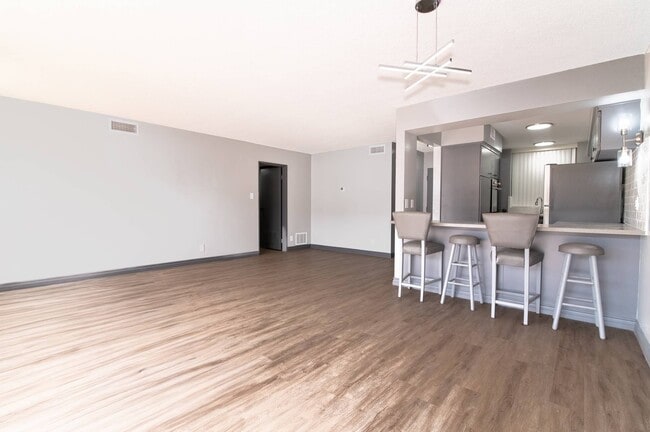 Building Photo - 6979 Palm Ct